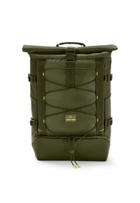 Mochila enrollable de color verde oliva con correas ajustables, superficie texturizada, detalles en amarillo y un cordón elástico frontal para mayor espacio de almacenamiento.