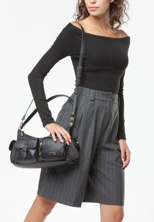 Borsa a tracolla in pelle nera con hardware dorato, caratterizzata da molteplici tasche e un pannello frontale testurizzato. Tracolla regolabile per un trasporto versatile.