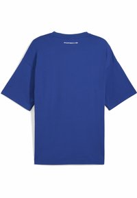 T-shirt en coton bleu à manches courtes et col rond. Présente un logo "Porsche" dans le haut du dos. Texture lisse, coupe standard.