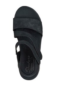Sandali Skechers neri con tre cinturini regolabili, realizzati in materiale morbido, dotati di una soletta testurizzata e un plantare rotondo.