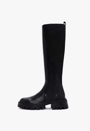 Zwarte kniehoge laars van soepel leer met een matte afwerking, chunky rubberen zool en een hoekig ontwerp. Voorzien van een trekband aan de bovenkant.