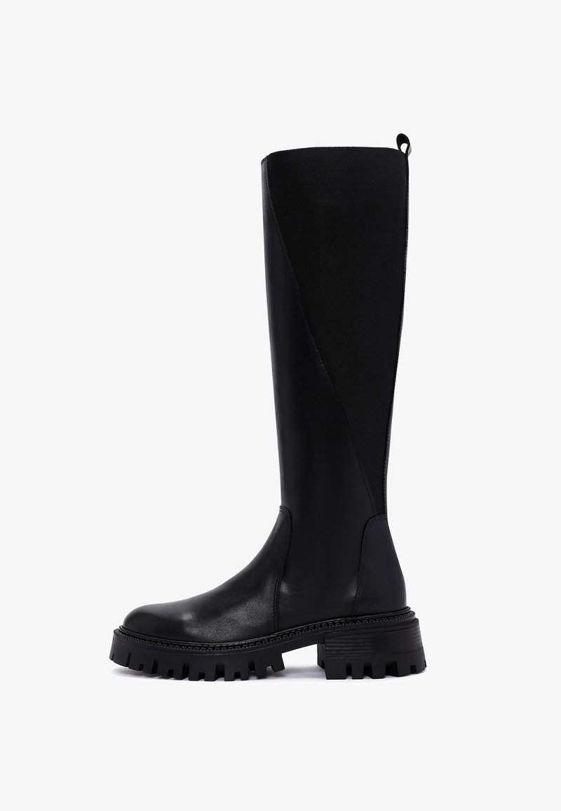 Bota negra de cuero liso hasta la rodilla con acabado mate, suela de goma gruesa y diseño angular. Presenta una lengüeta en la parte superior.