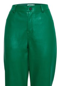 Pantalones de cuero verde de cintura alta con una textura suave, bolsillos frontales y cierre de botón. Presentan un ajuste entallado y un brillo sutil.