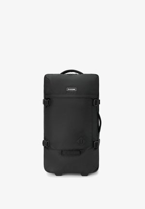 Mochila negra hecha de tela duradera, con forma rectangular, asa superior, correas ajustables y cierres de hebilla. Detalle notable del logo.