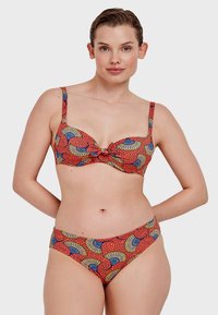 Ensemble de bikini rouge avec un motif en éventail bleu et jaune, composé d'un haut structuré avec des bretelles larges et d'un bas taille basse assorti.
