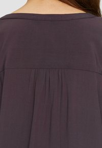 QS FLIESSENDE MIT RAFFUNG - Blouse - aubergine