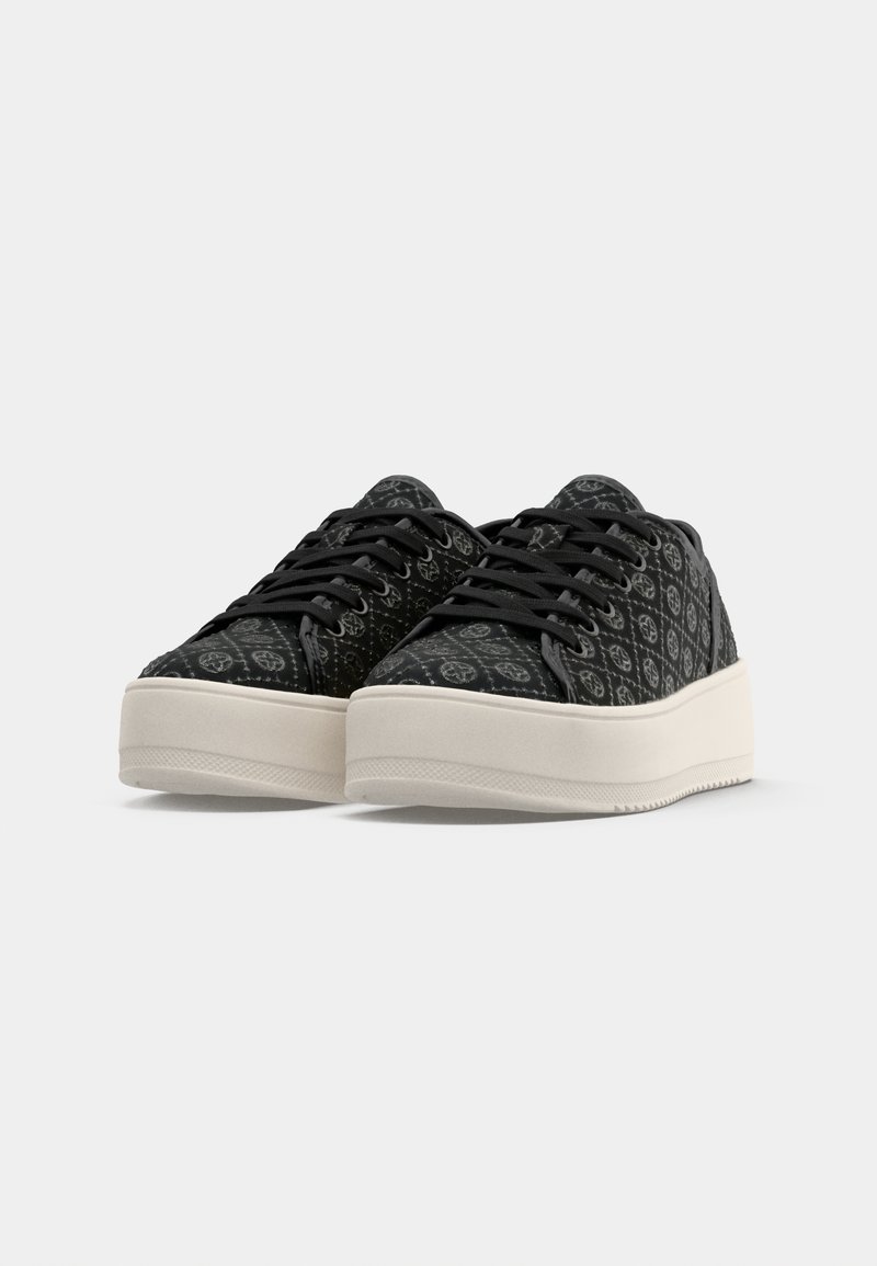 Schwarze Sneakers mit strukturiertem Design, ausgestattet mit einer weißen Plateausohle und schwarzen Schnürsenkeln. Akzente bilden ein sich wiederholendes Logo-Muster auf dem Obermaterial.