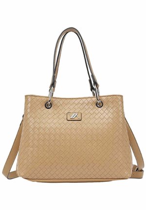 Sac à main en cuir tressé beige avec deux bretelles et une bandoulière réglable, avec un petit logo de marque métallique rectangulaire.