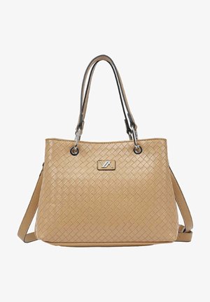 Bolso de mano de cuero tejido beige con dos asas para el hombro y correa ajustable para llevar cruzado, con un pequeño logotipo metálico rectangular de la marca.
