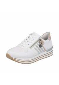 Weißer Sportschuh mit durchlöchertem Obermaterial, silbernen Akzenten und beigem Außensohlen. Verfügt über Schnürsenkel und einen dekorativen Reißverschluss mit einem Charme.
