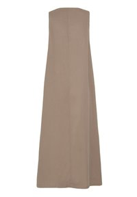 Robe beige longue jusqu'au sol, sans bretelles, avec un décolleté droit et un tissu lisse, présentée sur un fond blanc uni.