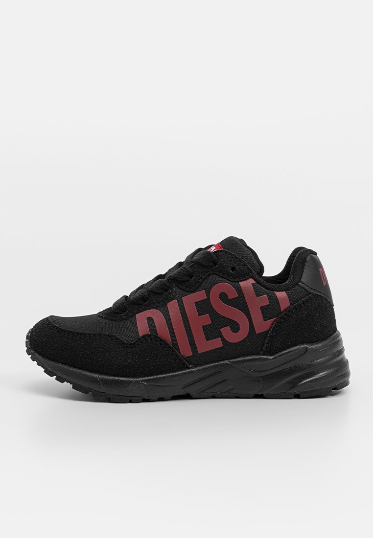 Schwarze Sneaker mit einer strukturierten Oberseite und einem großen roten "DIESEL"-Logo, runden Schnürsenkeln und einer dicken, schwarzen Gummisohle.