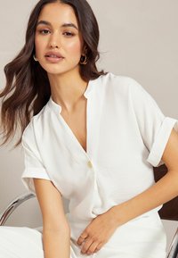 Friends Like These V NECK ROLL SLEEVE BUTTON - Blūze - ivory white