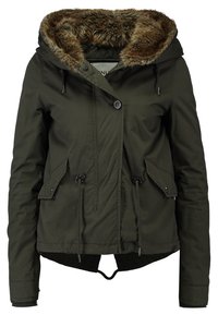 Ciemnozielona kurtka z fałszywym futrem w kapturze, regulowanym sznurkiem w talii, guzikami z przodu oraz dwiema kieszeniami bocznymi na przechowywanie.