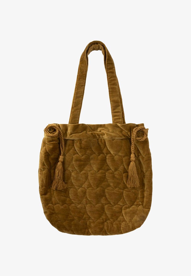Bruine gebloemde quilted velours tote bag met hartpatronen, twee lange gevoerde handvatten en gevlochten kwastaccenten aan elke kant.