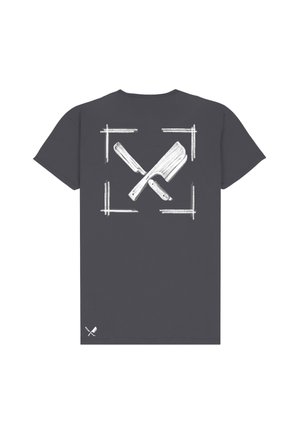 Camiseta gris oscuro con un gráfico blanco de una navaja de afeitar cruzada y un cuchillo de carnicero centrados dentro de cuatro corchetes en las esquinas.