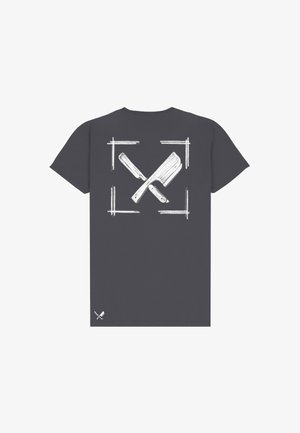 Camiseta gris oscuro con un gráfico blanco de una navaja de afeitar cruzada y un cuchillo de carnicero centrados dentro de cuatro corchetes en las esquinas.