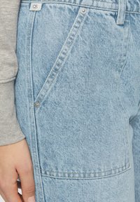 Lichtblauwe denimshorts met een licht vervaagde textuur, voorzien van zijzakken, een metalen knoopsluiting en een QS-label op de tailleband.