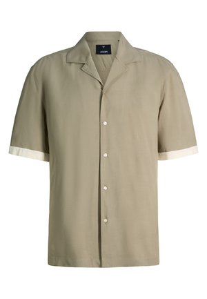 Beige overhemd met korte mouwen en knopen, voorzien van een reverskraag, witte manchetten en een merklabel aan de binnenkant van de kraag.