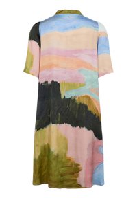 Robe ample à manches courtes avec un motif abstrait composé de coups de pinceau bleu pastel, rose, pêche, noir et vert.
