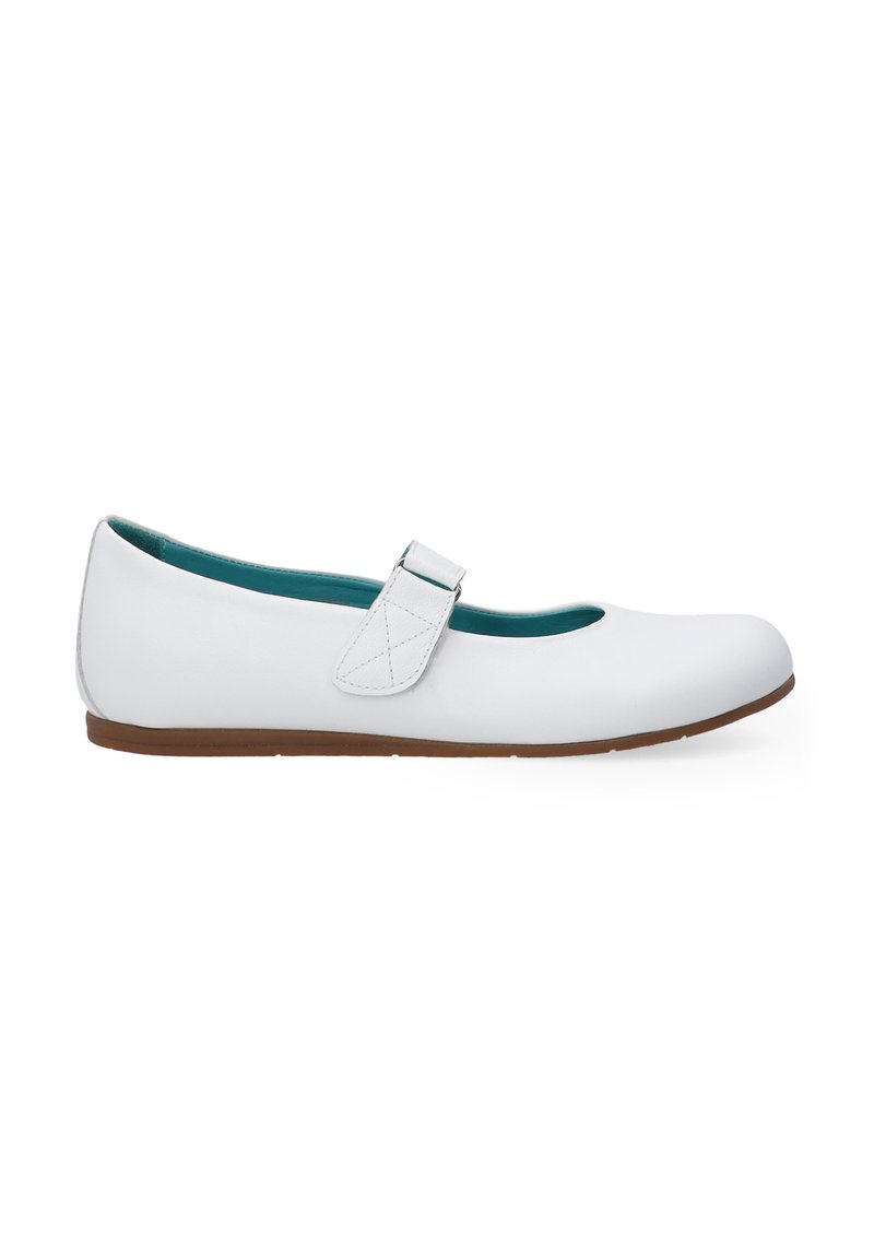 Weiße Ballettschuhe aus glattem Leder, mit einer quadratischen Aussparung an der Zehe, einem Riemen über dem Spann und einer braunen Gummisohle.