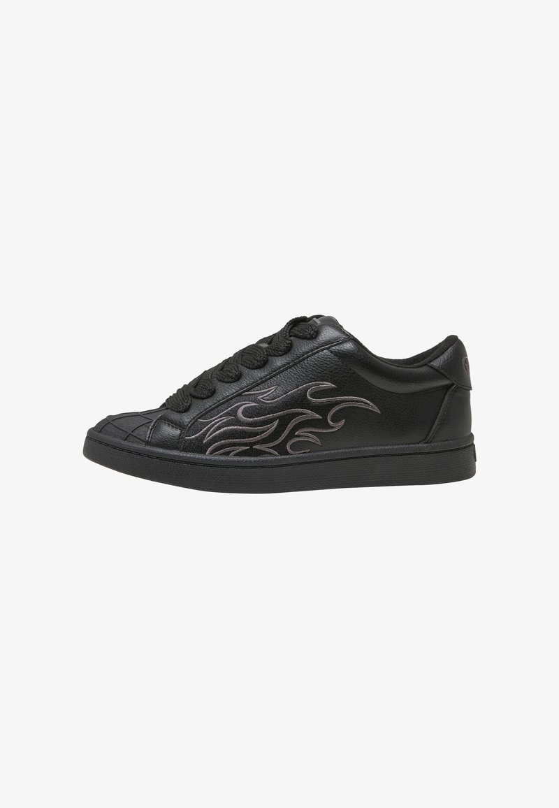 Baskets basses noires avec de gros lacets noirs et un motif de flammes grises sur le côté, embout texturé et semelle plate noire.