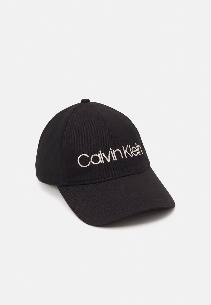 Casquette de baseball noire avec une visière incurvée comportant un logo Calvin Klein blanc brodé sur le panneau avant.