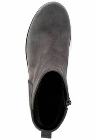 Bota de tobillo de ante gris con una textura suave, punta redondeada, cierre lateral con cremallera y paneles elásticos para facilitar el uso. Suela de goma plana con un mínimo de dibujo.