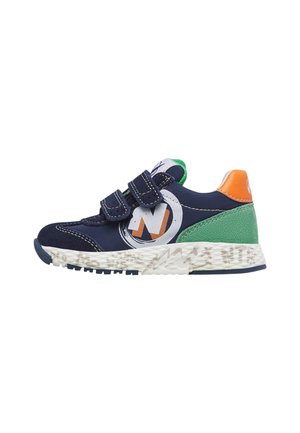 Scarpetta da bambino blu navy con tallone in suede verde, accento arancione, suola bianca e due strisce in velcro blu navy, con un logo circolare bianco e arancione.