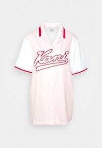 Koszula na krótki rękaw na guziki w jasnoróżowym kolorze z białymi paskami; posiada białe plecy, czerwony kołnierz oraz logo "Kani" w wyraźnym czerwonym napisie.