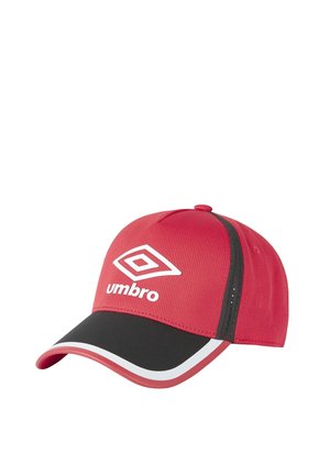 Casquette de sport Umbro rouge et noire avec logo blanc et visière incurvée avec bordure noire et blanche sur fond blanc.
