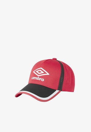 Casquette de sport Umbro rouge et noire avec logo blanc et visière incurvée avec bordure noire et blanche sur fond blanc.