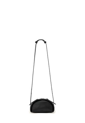 Sort læder crossbody taske med rund form og lang justerbar strop, vist mod en hvid baggrund.
