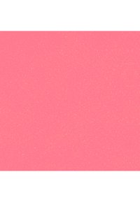 Twee kinderen springen van vreugde op straat voor een modern gebouw met glazen gevel op een zonnige dag met een blauwe lucht.