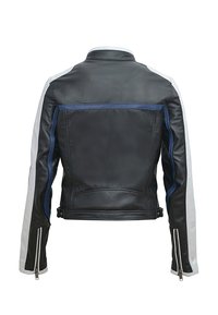 Giacca da moto in pelle nera con accenti blu e bianchi, design slim fit, colletto rialzato e polsini con zip. La vista posteriore mette in evidenza le cuciture.