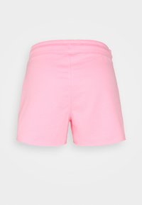 Rosa bomullsshorts med elastisk midja och en mjuk textur. Har en enkel design, kort längd och inga synliga dekorationer.