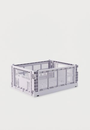 Caisse de rangement en plastique gris clair avec des fentes ouvertes et des côtés pliables sur fond blanc.