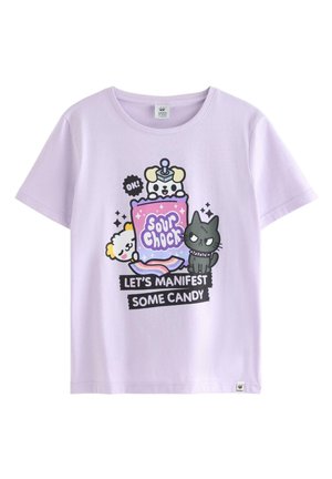 Lyse lilla bomulds T-shirt med tegneserieagtige illustrationer af dyr og slik samt teksten "LAD OS MANIFESTERE NOGET SLIK" i sort.
