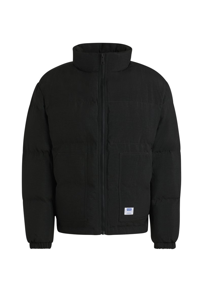 Doudoune noire avec un col haut, fermeture éclair sur le devant et deux poches avant. Présente des poignets froncés et une texture subtile. Logo de la marque sur la poche.