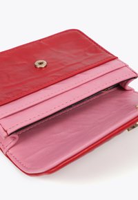 Röd och rosa läderplånbok med tryckknappsstängning, med en slät yta och två fack för kort eller kontanter.