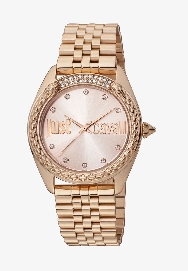 Kuldtooni Just Cavalli kell, millel on põimitud rihm, ümmargune korpus ja roosa kellaplaat, millel on kristallidest tundemarkerid ja logo.