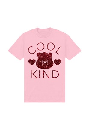 Lyserød bomulds T-shirt med et bjørnemotiv og teksten "COOL TO BE KIND", begge fremhævet med rødt glimmer. Korte ærmer, afslappet pasform.