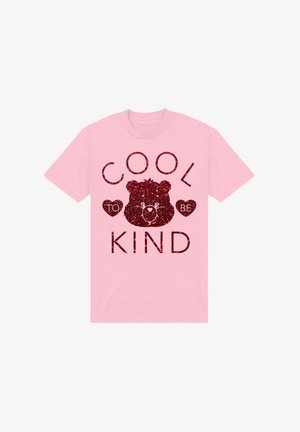 Lyserød bomulds T-shirt med et bjørnemotiv og teksten "COOL TO BE KIND", begge fremhævet med rødt glimmer. Korte ærmer, afslappet pasform.