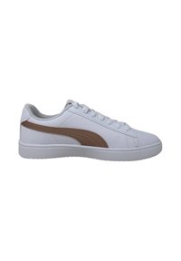 Białe skórzane sneakersy z brązowym paskiem akcentującym, z okrągłym noskiem, sznurowanym przodem i teksturowaną gumową podeszwą. Prosty, klasyczny design.