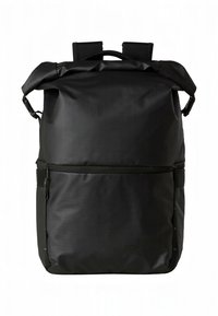 Černý batoh s roll-top uzávěrem vyrobený z voděodolného materiálu. Má nastavitelné popruhy, kapsu na zip a vyražené logo na přední straně. Hladká textura.