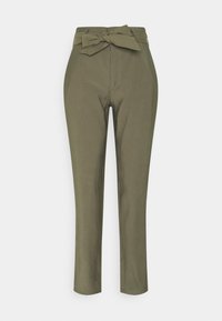 Spodnie w kolorze oliwkowej zieleni o dopasowanym kroju, z paskiem do wiązania w talii i prostymi nogawkami. Wykonane z gładkiego materiału o czystym, minimalistycznym wyglądzie.