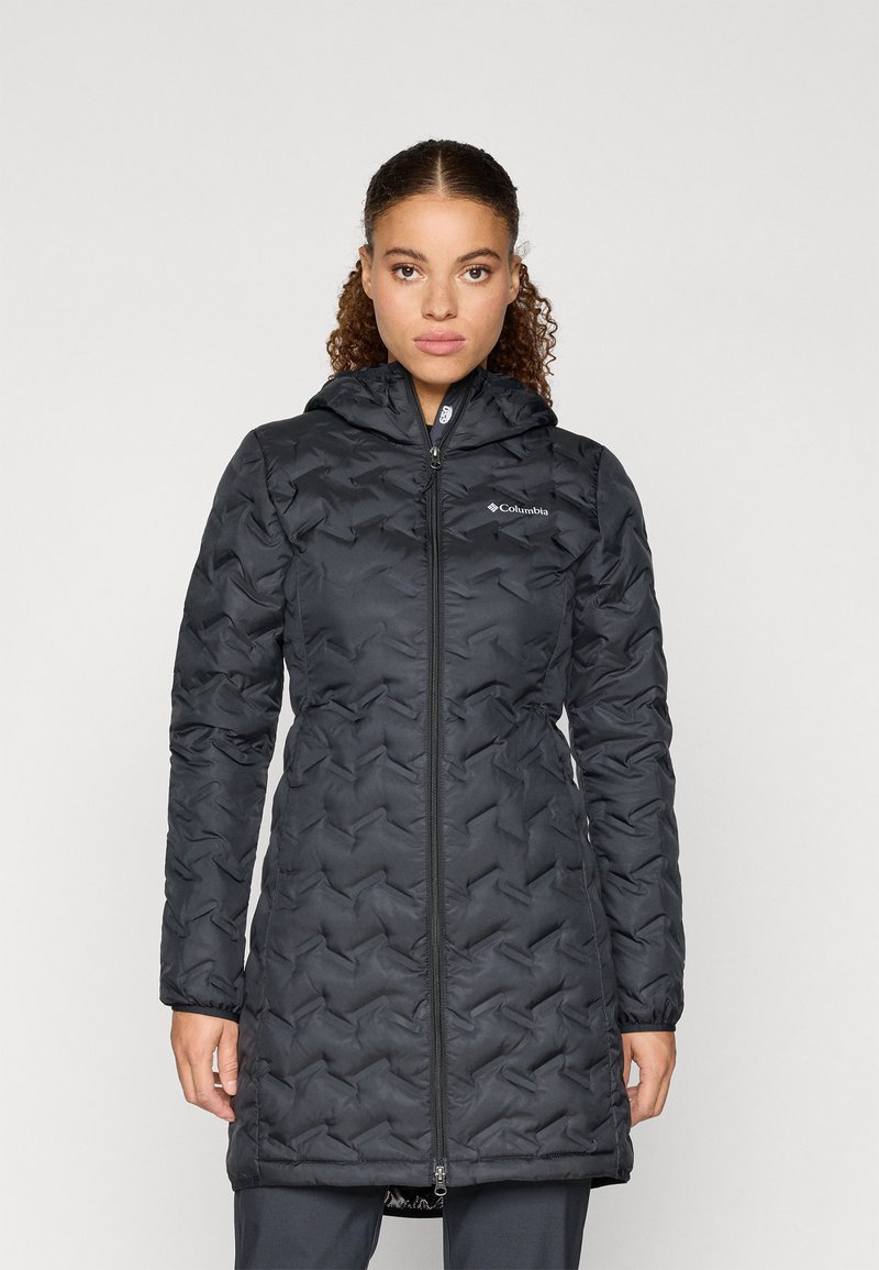 Čierna prešívaná bunda s kapucňou, so štruktúrovým vzorom v tvare šípok, s plnou dĺžkou zipsu a dvoma prednými vreckami, vyrobená z ľahkého materiálu.