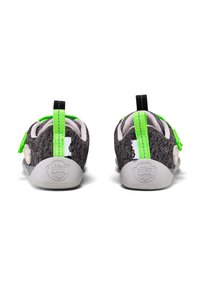 Zapatos de tela grises con detalles en verde y tiradores negros. Diseño de punta redondeada con una suela de goma blanca antideslizante. Presenta un upper texturizado.