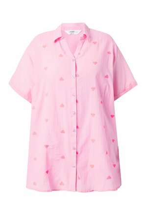 Pink kortærmet skjorte med knapper og krave, med små broderede hjerte-mønstre spredt ud over stoffet.