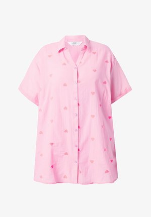 Różowa koszula z krótkim rękawem na guziki z kołnierzykiem, z małymi haftowanymi wzorami serduszek rozmieszczonymi na tkaninie.